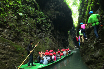 重庆旅行社www.ytszg.com-金刀峡铁道攀岩项目照片