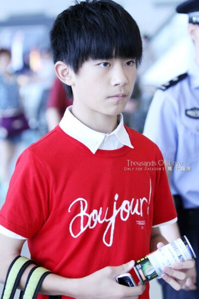 #万千宠爱 ##tfboys易烊千玺# 20140725上海虹桥机场送机3P 【拍摄 BY RINN 修图 BY 木柴】【“多遥远、多纠结、多想念、多无法描写，疼痛和疯癫，你都看不见；想穿越，想飞天 ，想变成，造字的仓颉，写出能让你快回…