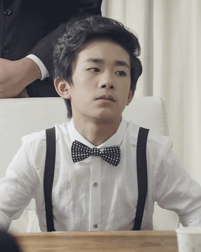 易烊千玺# 眨眼睛伸脖子简直可爱到掉渣!反帧口味更佳!【gif】