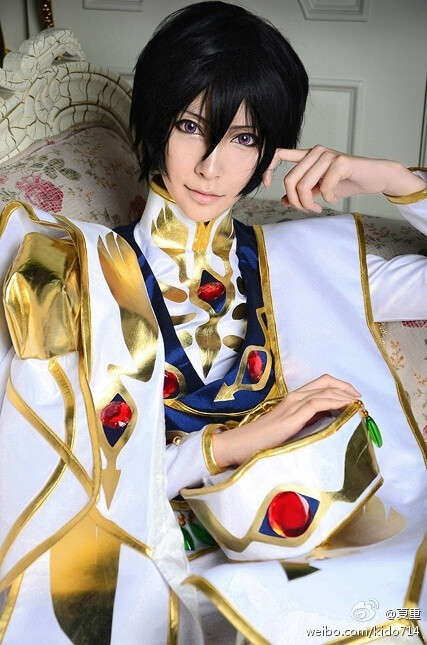 叛逆的鲁路修/#Code Geass#：鲁路修·兰佩洛基cn:@夏重 摄影:@巴哈姆特幽灵龙@楊小咩SeakiFun [温柔的世界就近在咫尺。即使为虚伪的记忆所玷污，却更显出透明的琉璃色彩，一直 永远 永远... ...]殿下的表情太难掌握(σ・Д・)σ