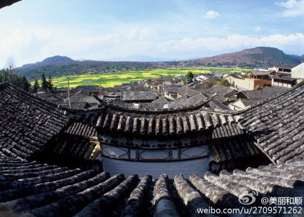 和顺是云南省著名的侨乡，著名的文化旅游胜地。漫步在风景秀丽的乡间小道，用心静静感悟这里的文化气息；震撼于风格不同的宗祠、陶醉于优美的自然风光，让心灵，回归故乡