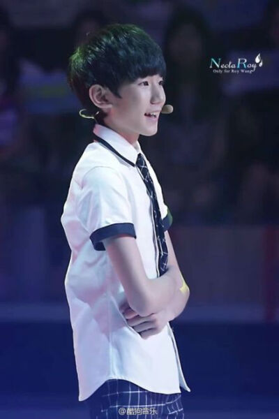  #酷现场#人气组合#TFBOYS#新歌《青春修炼手册》现场版，三只的唱跳艺能越来越进步了呀！“跟着我，左手，右手一个慢动作，右手，左手慢动作重播。。”@TF家族后援会 @TFBOYS中文首站 @TFBOYS姐姐后援会