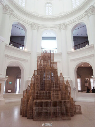 柬埔寨藤编艺术家Sopheap Pich，,1971年出生于一个农民的家庭，是家里的第一个儿子。20世纪70年代，红色高棉统治其他，越南士兵进入柬埔寨，他们离开了，1984年来到美国。1995年大学毕业，后来又取得芝加哥艺术学院…