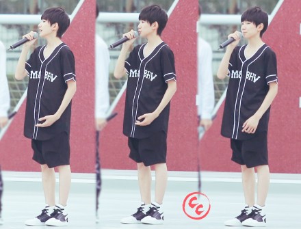 140724我们一起来录制#TFBOYS王源# #王源# 王不修是什么意思我也是真的理解了都不敢随便拉曲线调亮度一不小心源源就白得消失了干干净净白白瘦瘦的宝宝呀。千万不要戳大看表情大概会被萌死哒