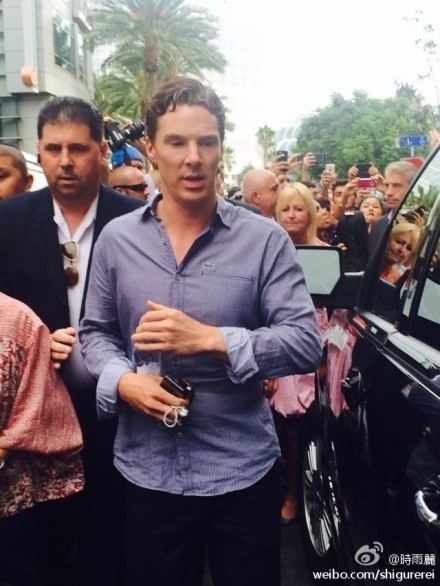 紧紧地抱住了水瓶http://t.cn/RPtMZLF #SDCC2014##benedictcumberbatch#