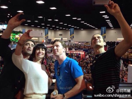 这张图的幕后是这样的，三个人自拍一个人看着#SDCC2014##benedictcumberbatch#