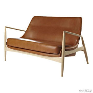 Ib Kofod-Larsen (1921-2003)是和Hans Wegner，Borge Mogensen同时代的丹麦设计师，从今天的眼光来看，他的家具作品更为抽象，更加接近追求极简的现代设计，也许是这个原因，在他生前并没有获得商业上的成功，名气也远不如其他丹麦巨匠。