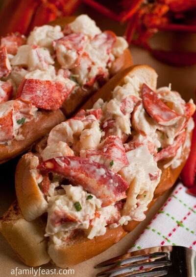 New England Lobster Roll ~ A classic New England recipe that anyone can make at home. The trick to this recipe is simple, fresh ingredients. So delicious!