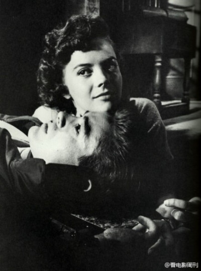 #影史钩沉# 1955年，娜塔利·伍德试镜[无因的反叛]，但导演尼古拉斯·雷觉得她看上去太乖，不适合演女混混。之后，娜塔利和几个朋友不幸酒驾撞车，但她说：“医生说我是个该死的问题青年，现在我能演了吗？”最终她凭…