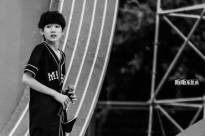 #陪TFBOYS长大# #TFBOYS# 萌点大合集！【1】鞠躬~【2】千千：我嗅到了抄手味儿。大哥：瞅啥？【6】源源：诶，等等我！【7】……所以这个动作谁做对了？【8】源源露眉毛！大哥跳高高！【9】我们是TF爱衣角~ 【2014072…