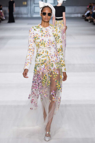 Giambattista Valli h...裙子渐渐不见了…