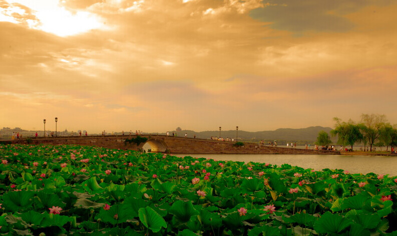 西湖夕阳夕照,最美断掉,白蛇传中的相遇之地-图片由 重庆旅行社www.ytszg.com 提供