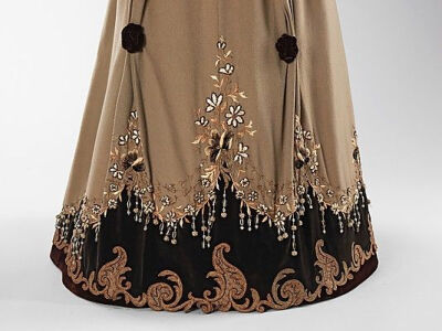 Haute couture Victorian evening dress gown 1893 American fashion in 19th century.