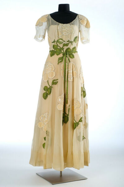 Dress, late 1930s. Silk organza, silk, silk taffeta, beads, silk grosgrain, silk crepe de chine, metal.