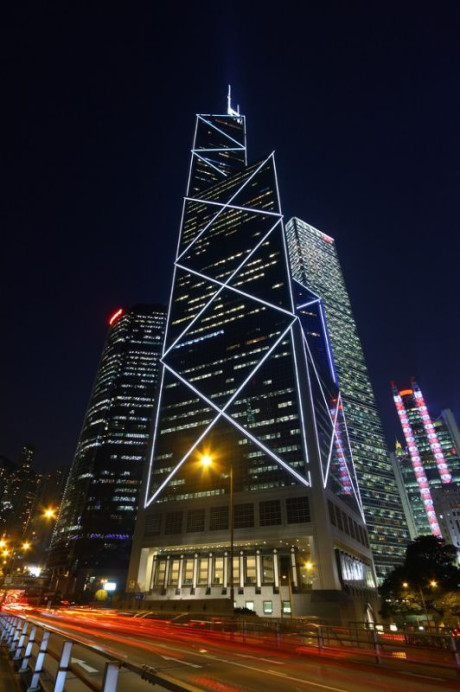 #中国，香港，中银大厦 / 贝聿铭# 由四个三角形立柱构成的塔楼坐落在52米高的立方体上。位于四个不同象限内的立柱节节高升，在最高处只余一个三角柱。带刻面的表面覆盖着反射玻璃，映衬出周围... http://url.cn/OH3sYO
