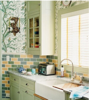 整体薄荷绿，很清新，会愿意来厨房吧~~壁上的柜子也很好看，透与不透结合。