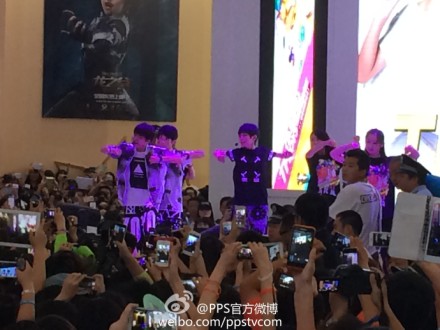 #P姐带你见男神#已沦陷！TFBoys现身2014年CJ某展台～via@P姐星闻播报 &amp;gt;&amp;gt;@TFBOYS组合后援