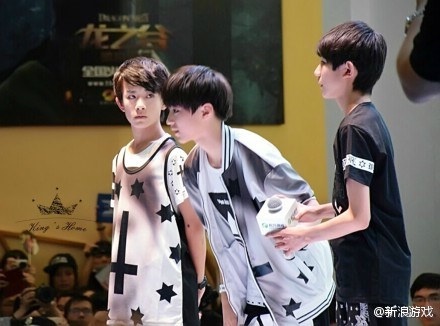 #ChinaJoy2014#今天下午，起凡游戏把#TF Boys#请来站台，现场的女粉丝已经疯狂到了随便摸都浑然不觉的地步（@火狼 瞎说的）。最囧的是对面展台的Showgirl集体叛逃，各种拍照……