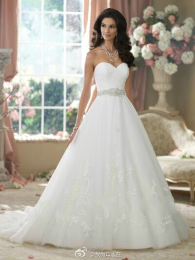 David Tutera For Mon Cheri 2014秋冬婚纱，浪漫的公主裙，淡淡粉色裙摆，腰间的纯白蕾丝映衬之下美的恰到好处。