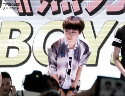 #TFBOYS青春修炼手册# 140801上海ChinaJoy展会 独家更新 9P 不管多累， 都不会忘记礼貌的鞠躬 。这就是我们喜欢的少年