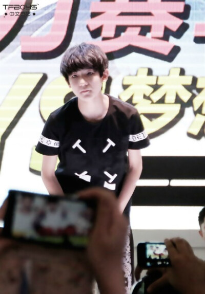 #TFBOYS青春修炼手册# 140801上海ChinaJoy展会 独家更新 9P 不管多累， 都不会忘记礼貌的鞠躬 。这就是我们喜欢的少年