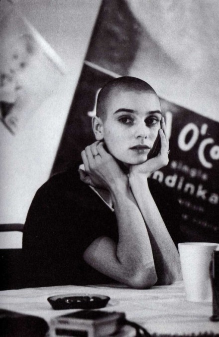 恭迎#Sinead O'Connor#回归！只要她返身歌坛，所有人都将自动回顾她所代表的年代。她的最新单曲#Take Me to Church#MV首播，开头将现在的她与#Nothing Compares 2 U#的特写镜头剪辑混合，过去的反抗与叛逆精神，在她摘下假发的一刻全数回闪，她没变，但她不再需要让自己惊世骇俗。|Take Me To Church-Sinead O'Connor 高清M…