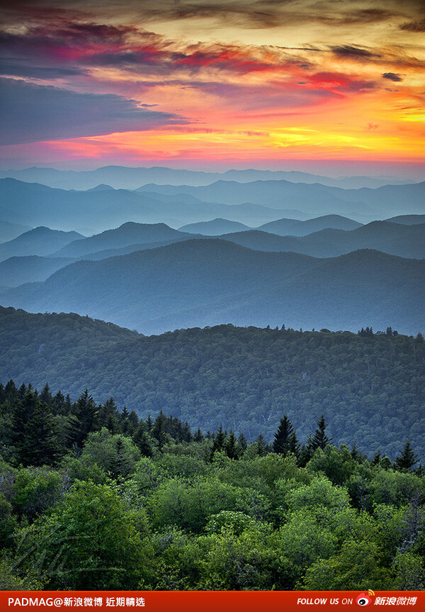 拍摄于蓝岭山行车通道（Blue Ridge Parkway），它是美国东部一条著名的山区风景区路线，远处是阿帕拉契山脉。摄影来自美国摄影师Dave Allen