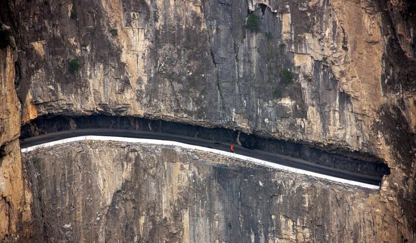 【中国十大最美公路 此生必走一次】NO.2 挂壁公路是在悬崖峭壁上开凿而出的，我国一共有六条挂壁公路，主要分布在太行山及晋东南，有锡崖沟（陵川县）、郭亮（辉县）、陈家园（陵川县）、回龙（陵川县）、昆山、井底（平顺县）。其中郭亮被称为“第九大奇迹”、“世界最险要十条公路之一”、“世界十八条最奇特公路之一”。曦