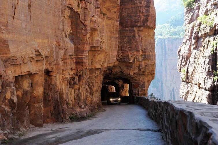 【中国十大最美公路 此生必走一次】NO.3 终南山公路隧道：秦岭终南山公路隧道国家高速公路包头至茂名线控制性工程，也是陕西“三纵四横五辐射”公路网西安至安康高速公路重要组成部分。单洞长18.02公里，双洞共长36.04公里，建设规模世界第一，中国公路隧道之最，需15分钟才能穿越。曦