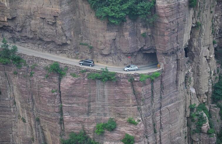 【中国十大最美公路 此生必走一次】NO.2 挂壁公路是在悬崖峭壁上开凿而出的，我国一共有六条挂壁公路，主要分布在太行山及晋东南，有锡崖沟（陵川县）、郭亮（辉县）、陈家园（陵川县）、回龙（陵川县）、昆山、井底（平顺县）。其中郭亮被称为“第九大奇迹”、“世界最险要十条公路之一”、“世界十八条最奇特公路之一”。曦