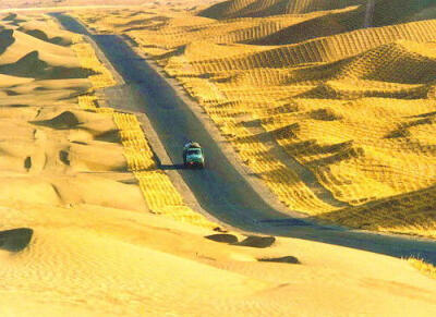 【中国十大最美公路 此生必走一次】NO.8 沙漠公路南北贯穿号称“死亡之海”的塔克拉玛干大沙漠，对于渴望穿越塔里木沙漠的游客来说，塔里木沙漠公路无疑是提供了最好的条件，自驾车穿越整个沙漠，耗时将在5个小时左…
