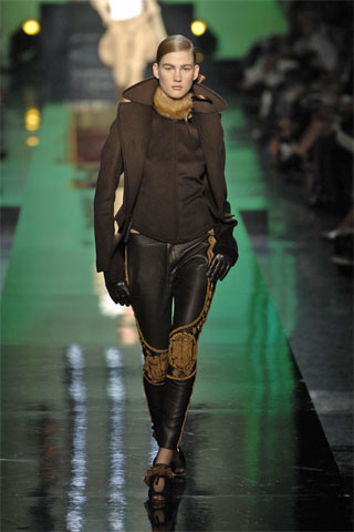 Jean Paul Gaultier FW2007 Couture从浪漫唯美的王室服饰，到线条鲜明的军装，再到剪裁和谐的运动装，几乎每个片段中，都可以找到他对印度王侯们壮丽光鲜风格的深爱。