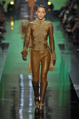 Jean Paul Gaultier FW2007 Couture从浪漫唯美的王室服饰，到线条鲜明的军装，再到剪裁和谐的运动装，几乎每个片段中，都可以找到他对印度王侯们壮丽光鲜风格的深爱。