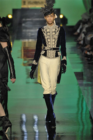 Jean Paul Gaultier FW2007 Couture从浪漫唯美的王室服饰，到线条鲜明的军装，再到剪裁和谐的运动装，几乎每个片段中，都可以找到他对印度王侯们壮丽光鲜风格的深爱。