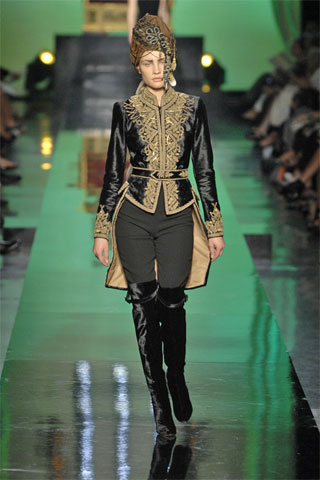 Jean Paul Gaultier FW2007 Couture从浪漫唯美的王室服饰，到线条鲜明的军装，再到剪裁和谐的运动装，几乎每个片段中，都可以找到他对印度王侯们壮丽光鲜风格的深爱。