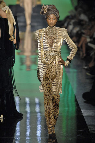 Jean Paul Gaultier FW2007 Couture从浪漫唯美的王室服饰，到线条鲜明的军装，再到剪裁和谐的运动装，几乎每个片段中，都可以找到他对印度王侯们壮丽光鲜风格的深爱。