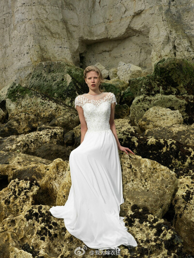 Maria Senvo “第十五个系列”新娘婚纱系列作品，精美的立体提花蕾丝，做夏日里的波西米亚风格美丽新娘。