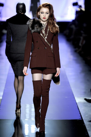 Jean Paul Gaultier FW2009 Couture从表面上看来，这个秋季系列我们要跟随电影发烧友去好好游历一番好莱坞女主角的华丽衣橱了。这个主题非常灵活，因为能根据错综复杂的剧本来调整设计灵感，所以这个系列所涉及的范围非常广泛。