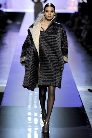 Jean Paul Gaultier FW2009 Couture从表面上看来，这个秋季系列我们要跟随电影发烧友去好好游历一番好莱坞女主角的华丽衣橱了。这个主题非常灵活，因为能根据错综复杂的剧本来调整设计灵感，所以这个系列所涉及的范…