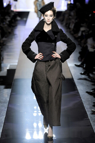 Jean Paul Gaultier FW2009 Couture从表面上看来，这个秋季系列我们要跟随电影发烧友去好好游历一番好莱坞女主角的华丽衣橱了。这个主题非常灵活，因为能根据错综复杂的剧本来调整设计灵感，所以这个系列所涉及的范…