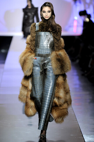 Jean Paul Gaultier FW2009 Couture从表面上看来，这个秋季系列我们要跟随电影发烧友去好好游历一番好莱坞女主角的华丽衣橱了。这个主题非常灵活，因为能根据错综复杂的剧本来调整设计灵感，所以这个系列所涉及的范围非常广泛。