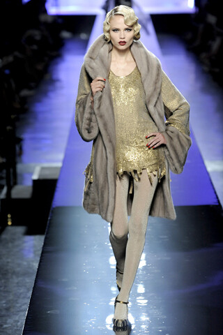 Jean Paul Gaultier FW2009 Couture从表面上看来，这个秋季系列我们要跟随电影发烧友去好好游历一番好莱坞女主角的华丽衣橱了。这个主题非常灵活，因为能根据错综复杂的剧本来调整设计灵感，所以这个系列所涉及的范…