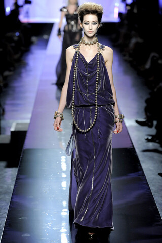 Jean Paul Gaultier FW2009 Couture从表面上看来，这个秋季系列我们要跟随电影发烧友去好好游历一番好莱坞女主角的华丽衣橱了。这个主题非常灵活，因为能根据错综复杂的剧本来调整设计灵感，所以这个系列所涉及的范…