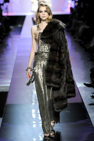 Jean Paul Gaultier FW2009 Couture从表面上看来，这个秋季系列我们要跟随电影发烧友去好好游历一番好莱坞女主角的华丽衣橱了。这个主题非常灵活，因为能根据错综复杂的剧本来调整设计灵感，所以这个系列所涉及的范…