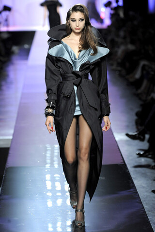 Jean Paul Gaultier FW2009 Couture从表面上看来，这个秋季系列我们要跟随电影发烧友去好好游历一番好莱坞女主角的华丽衣橱了。这个主题非常灵活，因为能根据错综复杂的剧本来调整设计灵感，所以这个系列所涉及的范…