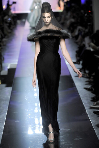 Jean Paul Gaultier FW2009 Couture从表面上看来，这个秋季系列我们要跟随电影发烧友去好好游历一番好莱坞女主角的华丽衣橱了。这个主题非常灵活，因为能根据错综复杂的剧本来调整设计灵感，所以这个系列所涉及的范围非常广泛。