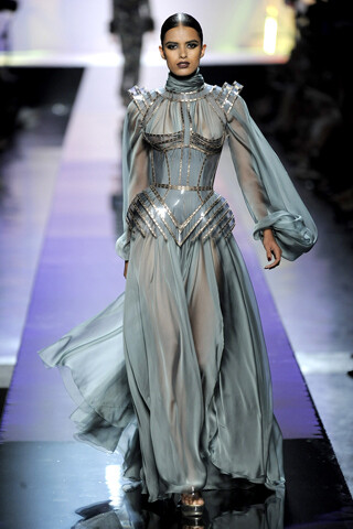 Jean Paul Gaultier FW2009 Couture从表面上看来，这个秋季系列我们要跟随电影发烧友去好好游历一番好莱坞女主角的华丽衣橱了。这个主题非常灵活，因为能根据错综复杂的剧本来调整设计灵感，所以这个系列所涉及的范围非常广泛。