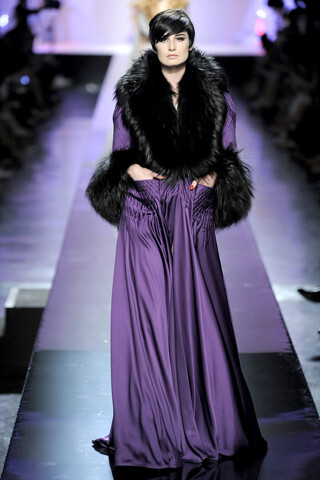 Jean Paul Gaultier FW2009 Couture从表面上看来，这个秋季系列我们要跟随电影发烧友去好好游历一番好莱坞女主角的华丽衣橱了。这个主题非常灵活，因为能根据错综复杂的剧本来调整设计灵感，所以这个系列所涉及的范…