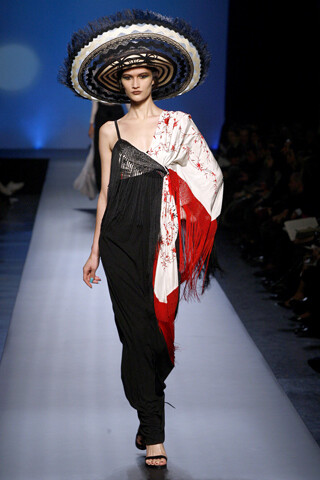 Jean Paul Gaultier SS2010 Couture本季Gaultier完完全全走的是墨西哥路线，他采用了一只墨西哥流浪乐队， T台上还充斥着南美牛仔、墨西哥宽边帽、条纹农夫毛毯，还有雪茄。西班牙殖民占领的瞬间重现T台，然后整个秀场又突然进入了热带雨林，服装上的编织原汁原味的展现了当地人的手工工艺。