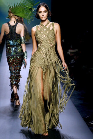 Jean Paul Gaultier SS2010 Couture本季Gaultier完完全全走的是墨西哥路线，他采用了一只墨西哥流浪乐队， T台上还充斥着南美牛仔、墨西哥宽边帽、条纹农夫毛毯，还有雪茄。西班牙殖民占领的瞬间重现T台，然后整个秀…